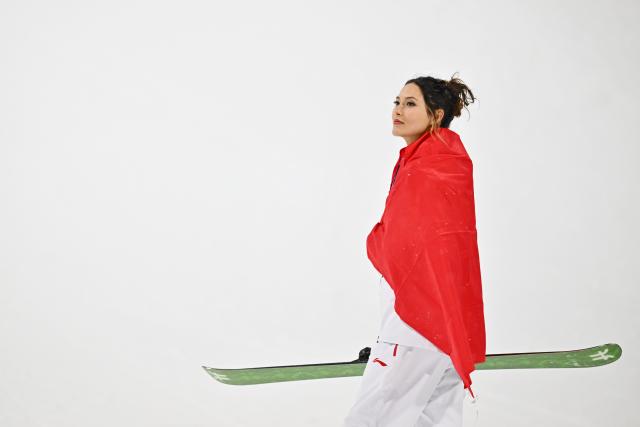 (260216) -- LIVIGNO, Feb. 16, 2026 (Xinhua) -- Silver medalist Gu Ailing of China reacts during the awarding ceremony of the freestyle skiing women's freeski big air event at the Milan-Cortina 2026 Olympic Winter Games in Livigno, Italy, Feb. 16, 2026. (Xinhua/Zhang Hongxiang)