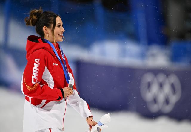 (260216) -- LIVIGNO, Feb. 16, 2026 (Xinhua) -- Silver medalist Gu Ailing of China attends the awarding ceremony of the freestyle skiing women's freeski big air event at the Milan-Cortina 2026 Olympic Winter Games in Livigno, Italy, Feb. 16, 2026. (Xinhua/Zhang Hongxiang)