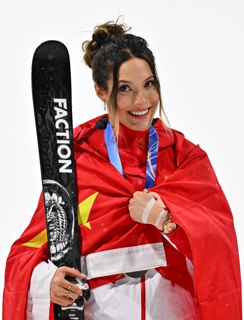 (260216) -- LIVIGNO, Feb. 16, 2026 (Xinhua) -- Silver medalist Gu Ailing of China poses for photos during the awarding ceremony of the freestyle skiing women's freeski big air event at the Milan-Cortina 2026 Olympic Winter Games in Livigno, Italy, Feb. 16, 2026. (Xinhua/Zhang Hongxiang)