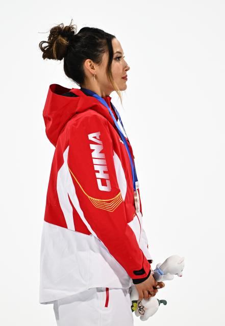 (260216) -- LIVIGNO, Feb. 16, 2026 (Xinhua) -- Silver medalist Gu Ailing of China attends the awarding ceremony of the freestyle skiing women's freeski big air event at the Milan-Cortina 2026 Olympic Winter Games in Livigno, Italy, Feb. 16, 2026. (Xinhua/Zhang Hongxiang)