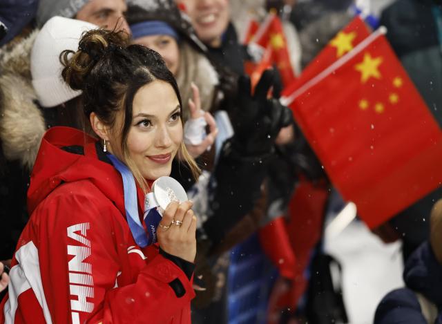 (260216) -- LIVIGNO, Feb. 16, 2026 (Xinhua) -- Silver medalist Gu Ailing of China poses for photos after the awarding ceremony of the freestyle skiing women's freeski big air event at the Milan-Cortina 2026 Olympic Winter Games in Livigno, Italy, Feb. 16, 2026. (Xinhua/Wang Peng)