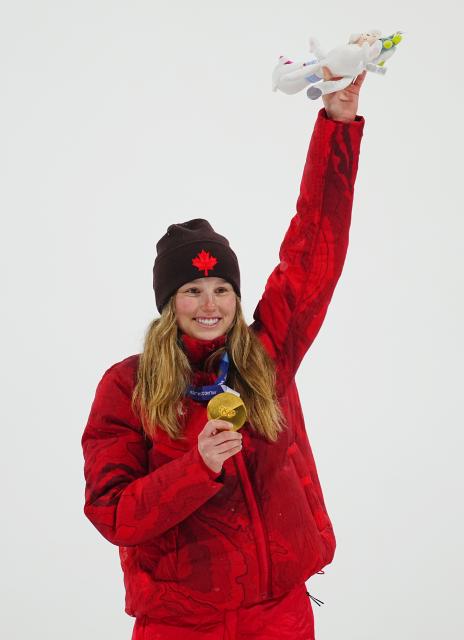 (260216) -- LIVIGNO, Feb. 16, 2026 (Xinhua) -- Gold medalist Megan Oldham of Canada celebrates during the awarding ceremony of the freestyle skiing women's freeski big air event at the Milan-Cortina 2026 Olympic Winter Games in Livigno, Italy, Feb. 16, 2026. (Xinhua/Hu Chao)
