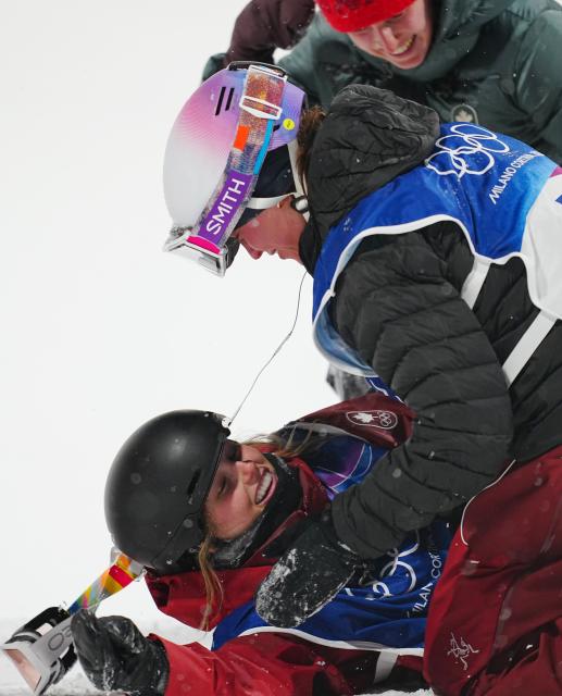 (260216) -- LIVIGNO, Feb. 16, 2026 (Xinhua) -- Gold medalist Megan Oldham (L) of Canada celebrates after the freestyle skiing women's freeski big air final at the Milan-Cortina 2026 Olympic Winter Games in Livigno, Italy, Feb. 16, 2026. (Xinhua/Hu Chao)