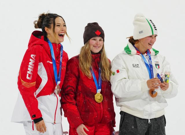 (260216) -- LIVIGNO, Feb. 16, 2026 (Xinhua) -- Gold medalist Megan Oldham (C) of Canada, silver medalist Gu Ailing (L) of China, and bronze medalist Flora Tabanelli of Italy pose for photos during the awarding ceremony of the freestyle skiing women's freeski big air event at the Milan-Cortina 2026 Olympic Winter Games in Livigno, Italy, Feb. 16, 2026. (Xinhua/Hu Chao)