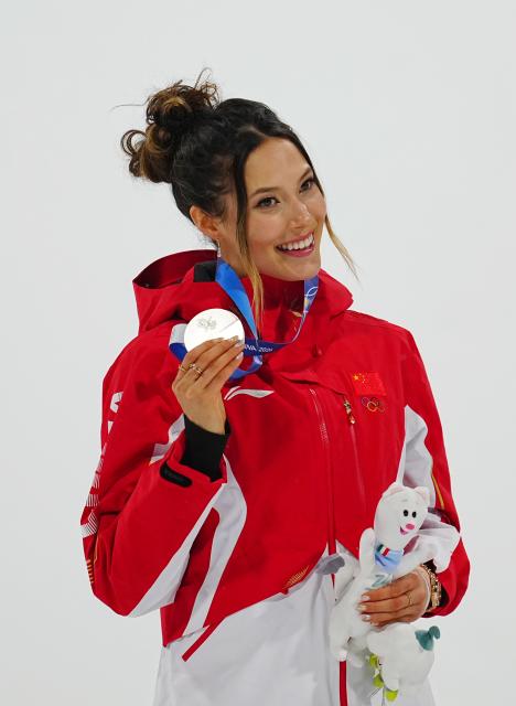 (260216) -- LIVIGNO, Feb. 16, 2026 (Xinhua) -- Silver medalist Gu Ailing of China displays her medal during the awarding ceremony of the freestyle skiing women's freeski big air event at the Milan-Cortina 2026 Olympic Winter Games in Livigno, Italy, Feb. 16, 2026. (Xinhua/Hu Chao)