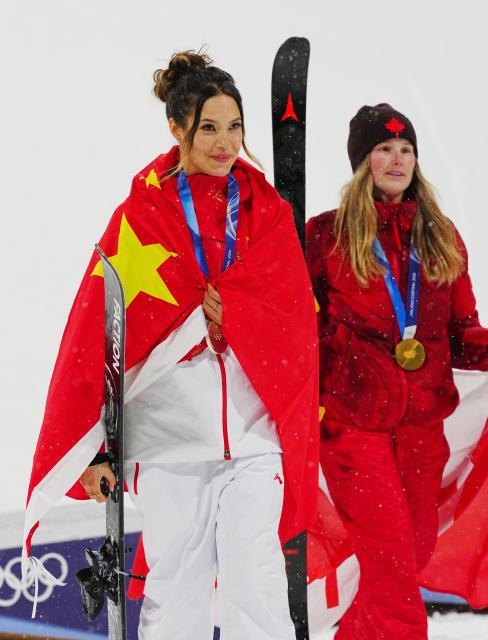 (260216) -- LIVIGNO, Feb. 16, 2026 (Xinhua) -- Silver medalist Gu Ailing (L) of China reacts during the awarding ceremony of the freestyle skiing women's freeski big air event at the Milan-Cortina 2026 Olympic Winter Games in Livigno, Italy, Feb. 16, 2026. (Xinhua/Hu Chao)