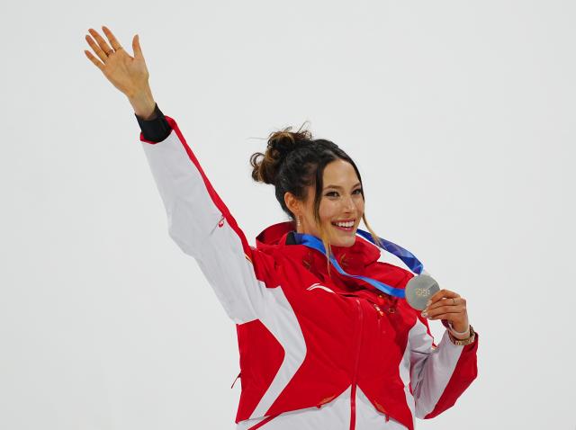 (260216) -- LIVIGNO, Feb. 16, 2026 (Xinhua) -- Silver medalist Gu Ailing of China poses for photos during the awarding ceremony of the freestyle skiing women's freeski big air event at the Milan-Cortina 2026 Olympic Winter Games in Livigno, Italy, Feb. 16, 2026. (Xinhua/Hu Chao)