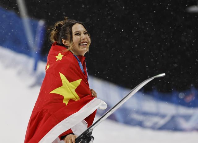 (260216) -- LIVIGNO, Feb. 16, 2026 (Xinhua) -- Silver medalist Gu Ailing of China reacts during the awarding ceremony of the freestyle skiing women's freeski big air event at the Milan-Cortina 2026 Olympic Winter Games in Livigno, Italy, Feb. 16, 2026. (Xinhua/Wang Peng)