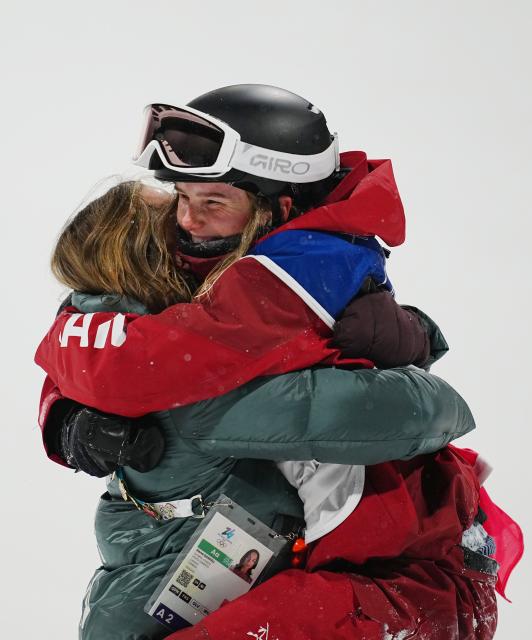 (260216) -- LIVIGNO, Feb. 16, 2026 (Xinhua) -- Gold medalist Megan Oldham (R) of Canada celebrates after the freestyle skiing women's freeski big air final at the Milan-Cortina 2026 Olympic Winter Games in Livigno, Italy, Feb. 16, 2026. (Xinhua/Hu Chao)