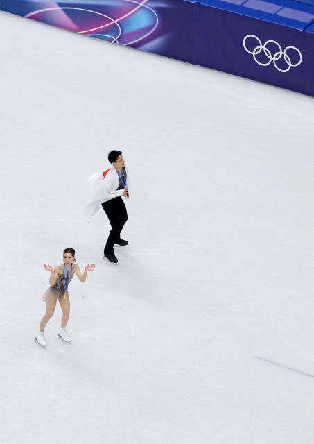 (260217) -- MILAN, Feb. 17, 2026 (Xinhua) -- Riku Miura/Ryuichi Kihara of Japan wave to the spectators after the victory ceremony for Figure Skating Pair Skating at the Milan-Cortina 2026 Olympic Winter Games in Milan, Italy, Feb. 16, 2026. (Xinhua/Li Ming)