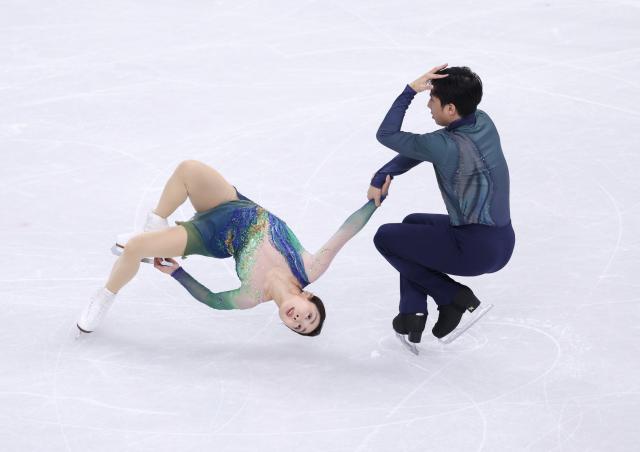(260217) -- MILAN, Feb. 17, 2026 (Xinhua) -- Sui Wenjing/Han Cong of China compete during the free skating of Figure Skating Pair Skating at the Milan-Cortina 2026 Olympic Winter Games in Milan, Italy, Feb. 16, 2026. (Xinhua/Chen Yichen)