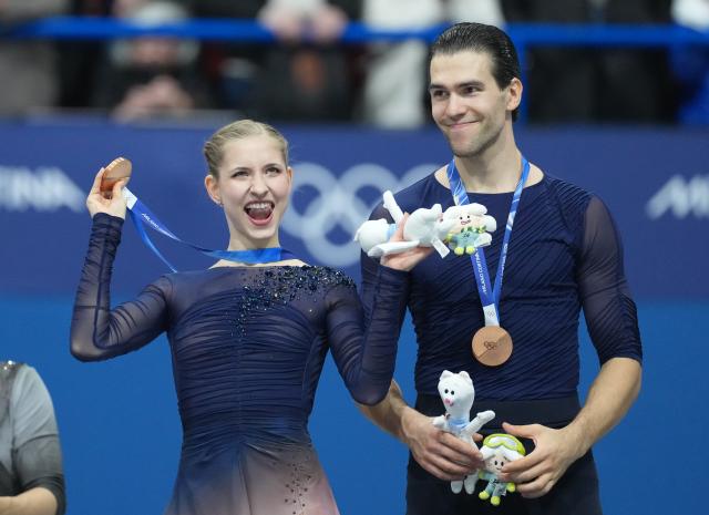 (260217) -- MILAN, Feb. 17, 2026 (Xinhua) -- Bronze medalists Minerva Fabienne Hase/Nikita Volodin of Germany wave to the spectators after receiving their medals during the victory ceremony for Figure Skating Pair Skating at the Milan-Cortina 2026 Olympic Winter Games in Milan, Italy, Feb. 16, 2026. (Xinhua/Xue Yuge)