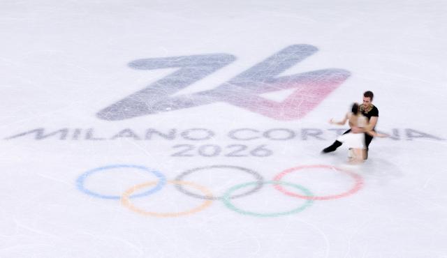 (260217) -- MILAN, Feb. 17, 2026 (Xinhua) -- Lia Pereira/Trennt Michaud of Canada compete during the free skating of Figure Skating Pair Skating at the Milan-Cortina 2026 Olympic Winter Games in Milan, Italy, Feb. 16, 2026. (Xinhua/Chen Yichen)