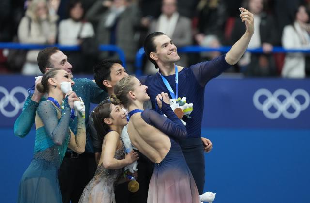 (260217) -- MILAN, Feb. 17, 2026 (Xinhua) -- Gold medalists Riku Miura/Ryuichi Kihara of Japan, silver medalists Anastasiia Metelkina/Luka Berulava of Georgia, and bronze medalists Minerva Fabienne Hase/Nikita Volodin of Germany take a selfie after receiving their medals during the victory ceremony for Figure Skating Pair Skating at the Milan-Cortina 2026 Olympic Winter Games in Milan, Italy, Feb. 16, 2026. (Xinhua/Xue Yuge)