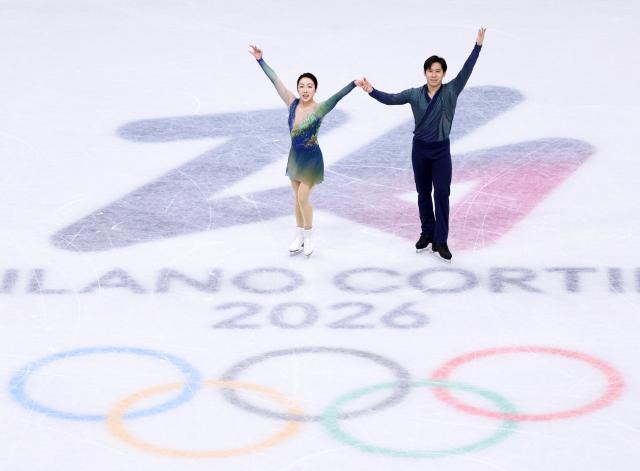 (260217) -- MILAN, Feb. 17, 2026 (Xinhua) -- Sui Wenjing/Han Cong of China greet the spectators after their free skating performance of Figure Skating Pair Skating at the Milan-Cortina 2026 Olympic Winter Games in Milan, Italy, Feb. 16, 2026. (Xinhua/Chen Yichen)