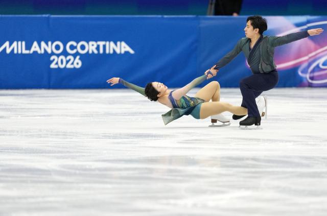 (260217) -- MILAN, Feb. 17, 2026 (Xinhua) -- Sui Wenjing/Han Cong of China compete during the free skating of Figure Skating Pair Skating at the Milan-Cortina 2026 Olympic Winter Games in Milan, Italy, Feb. 16, 2026. (Xinhua/Xue Yuge)