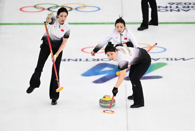 (260217) -- CORTINA D'AMPEZZO, Feb. 17, 2026 (Xinhua) -- Jiang Jiayi and Dong Ziqi (R) of China compete during the curling women round robin session 8 match between China and South Korea at the Milan-Cortina 2026 Olympic Winter Games in Cortina, Italy, Feb. 16, 2026. (Xinhua/Lian Yi)