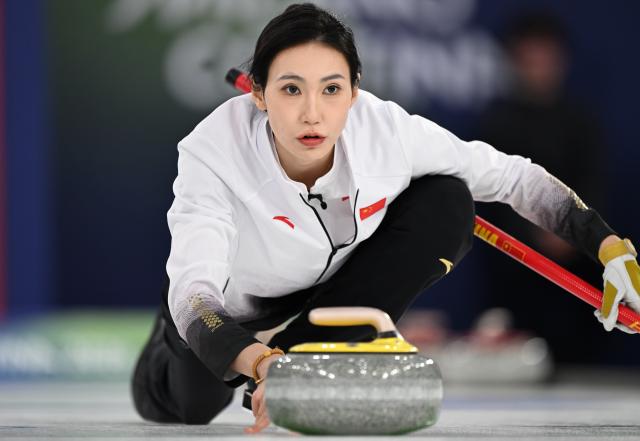 (260217) -- CORTINA D'AMPEZZO, Feb. 17, 2026 (Xinhua) -- Jiang Jiayi of China competes during the curling women round robin session 8 match between China and South Korea at the Milan-Cortina 2026 Olympic Winter Games in Cortina, Italy, Feb. 16, 2026. (Xinhua/Lian Yi)