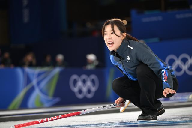 (260217) -- CORTINA D'AMPEZZO, Feb. 17, 2026 (Xinhua) -- Gim Eunji of South Korea competes during the curling women round robin session 8 match between China and South Korea at the Milan-Cortina 2026 Olympic Winter Games in Cortina, Italy, Feb. 16, 2026. (Xinhua/Lian Yi)