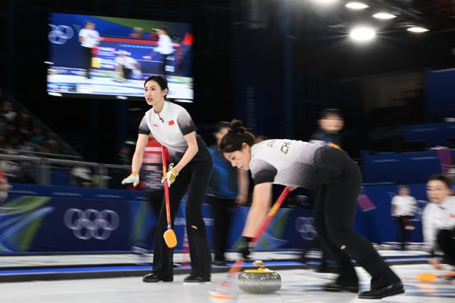 (260217) -- CORTINA D'AMPEZZO, Feb. 17, 2026 (Xinhua) -- Jiang Jiayi (L) and Dong Ziqi of China compete during the curling women round robin session 8 match between China and South Korea at the Milan-Cortina 2026 Olympic Winter Games in Cortina, Italy, Feb. 16, 2026. (Xinhua/Lian Yi)