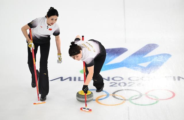 (260217) -- CORTINA D'AMPEZZO, Feb. 17, 2026 (Xinhua) -- Jiang Jiayi and Dong Ziqi (R) of China compete during the curling women round robin session 8 match between China and South Korea at the Milan-Cortina 2026 Olympic Winter Games in Cortina, Italy, Feb. 16, 2026. (Xinhua/Lian Yi)