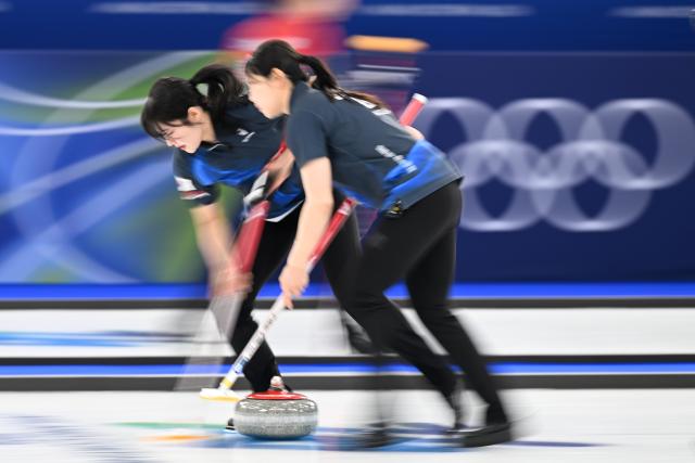 (260217) -- CORTINA D'AMPEZZO, Feb. 17, 2026 (Xinhua) -- Seol Yeeun (L) of South Korea competes during the curling women round robin session 8 match between China and South Korea at the Milan-Cortina 2026 Olympic Winter Games in Cortina, Italy, Feb. 16, 2026. (Xinhua/Lian Yi)