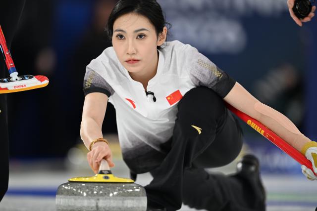 (260217) -- CORTINA D'AMPEZZO, Feb. 17, 2026 (Xinhua) -- Jiang Jiayi of China competes during the curling women round robin session 8 match between China and South Korea at the Milan-Cortina 2026 Olympic Winter Games in Cortina, Italy, Feb. 16, 2026. (Xinhua/Lian Yi)