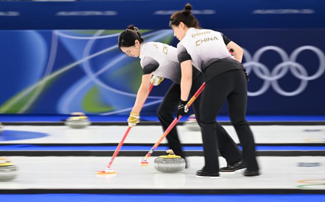 (260217) -- CORTINA D'AMPEZZO, Feb. 17, 2026 (Xinhua) -- Jiang Jiayi (L) of China competes during the curling women round robin session 8 match between China and South Korea at the Milan-Cortina 2026 Olympic Winter Games in Cortina, Italy, Feb. 16, 2026. (Xinhua/Lian Yi)