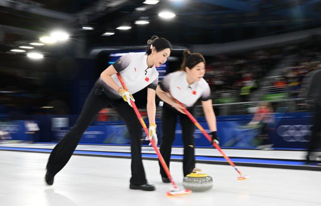 (260217) -- CORTINA D'AMPEZZO, Feb. 17, 2026 (Xinhua) -- Jiang Jiayi (L) of China competes during the curling women round robin session 8 match between China and South Korea at the Milan-Cortina 2026 Olympic Winter Games in Cortina, Italy, Feb. 16, 2026. (Xinhua/Lian Yi)