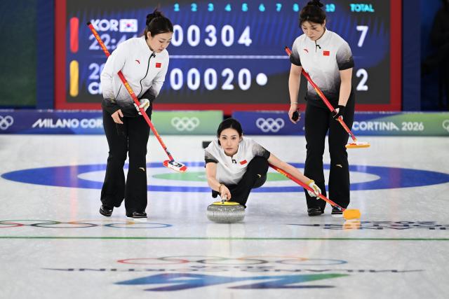 (260217) -- CORTINA D'AMPEZZO, Feb. 17, 2026 (Xinhua) -- Jiang Jiayi (C) of China competes during the curling women round robin session 8 match between China and South Korea at the Milan-Cortina 2026 Olympic Winter Games in Cortina, Italy, Feb. 16, 2026. (Xinhua/Lian Yi)