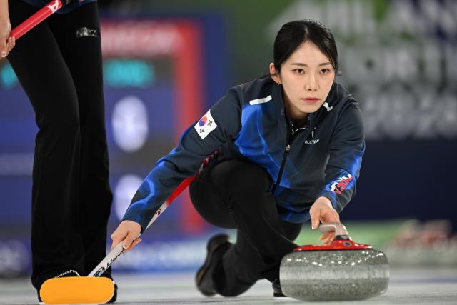 (260217) -- CORTINA D'AMPEZZO, Feb. 17, 2026 (Xinhua) -- Kim Suji of South Korea competes during the curling women round robin session 8 match between China and South Korea at the Milan-Cortina 2026 Olympic Winter Games in Cortina, Italy, Feb. 16, 2026. (Xinhua/Lian Yi)