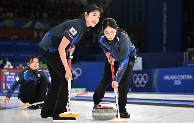 (260217) -- CORTINA D'AMPEZZO, Feb. 17, 2026 (Xinhua) -- Seol Yeeun (C) of South Korea competes during the curling women round robin session 8 match between China and South Korea at the Milan-Cortina 2026 Olympic Winter Games in Cortina, Italy, Feb. 16, 2026. (Xinhua/Lian Yi)