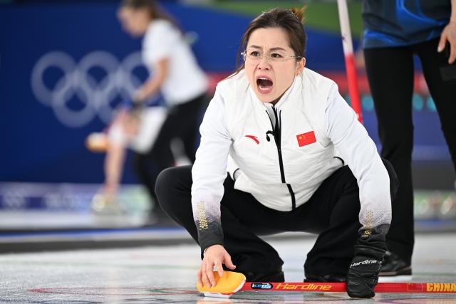 (260217) -- CORTINA D'AMPEZZO, Feb. 17, 2026 (Xinhua) -- Wang Rui of China competes during the curling women round robin session 8 match between China and South Korea at the Milan-Cortina 2026 Olympic Winter Games in Cortina, Italy, Feb. 16, 2026. (Xinhua/Lian Yi)