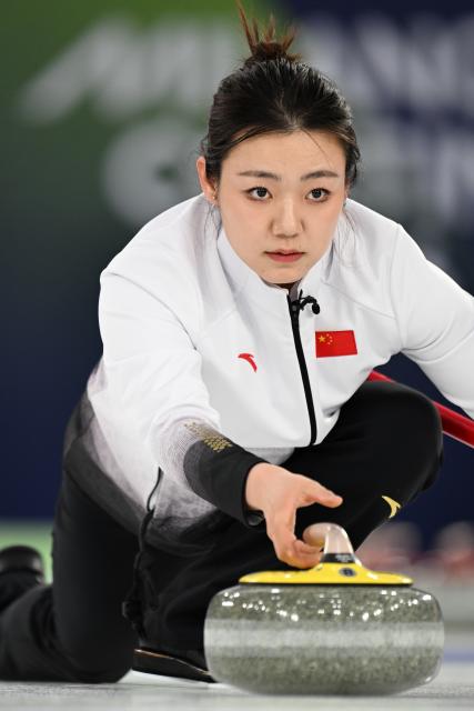 (260217) -- CORTINA D'AMPEZZO, Feb. 17, 2026 (Xinhua) -- Han Yu of China competes during the curling women round robin session 8 match between China and South Korea at the Milan-Cortina 2026 Olympic Winter Games in Cortina, Italy, Feb. 16, 2026. (Xinhua/Lian Yi)