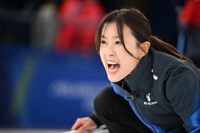 (260217) -- CORTINA D'AMPEZZO, Feb. 17, 2026 (Xinhua) -- Gim Eunji of South Korea competes during the curling women round robin session 8 match between China and South Korea at the Milan-Cortina 2026 Olympic Winter Games in Cortina, Italy, Feb. 16, 2026. (Xinhua/Lian Yi)