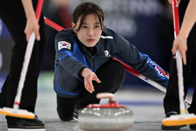 (260217) -- CORTINA D'AMPEZZO, Feb. 17, 2026 (Xinhua) -- Gim Eunji of South Korea competes during the curling women round robin session 8 match between China and South Korea at the Milan-Cortina 2026 Olympic Winter Games in Cortina, Italy, Feb. 16, 2026. (Xinhua/Lian Yi)