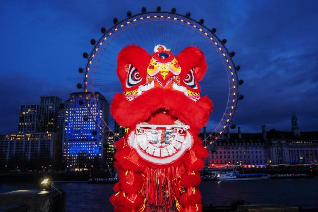 (260217) -- BEIJING, Feb. 17, 2026 (Xinhua) -- Traditional Chinese lion dancers perform in front of the London Eye which is lit up in red to celebrate the Chinese New Year in London, Britain, Feb. 16, 2026. (Photo by Stephen Chung/Xinhua)