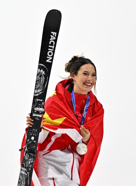 (260217) -- LIVIGNO, Feb. 17, 2026 (Xinhua) -- Silver medalist Gu Ailing of China attends the awarding ceremony of the freestyle skiing women's freeski big air event at the Milan-Cortina 2026 Olympic Winter Games in Livigno, Italy, Feb. 16, 2026. (Xinhua/Zhang Hongxiang)