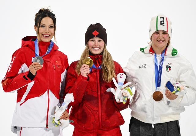 (260217) -- LIVIGNO, Feb. 17, 2026 (Xinhua) -- Gold medalist Megan Oldham (C) of Canada, silver medalist Gu Ailing (L) of China and bronze medalist Flora Tabanelli of Italy pose for photos during the awarding ceremony of the freestyle skiing women's freeski big air event at the Milan-Cortina 2026 Olympic Winter Games in Livigno, Italy, Feb. 16, 2026. (Xinhua/Zhang Hongxiang)