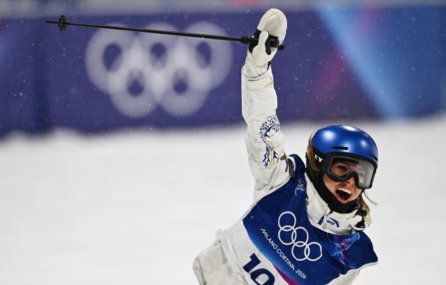 (260217) -- LIVIGNO, Feb. 17, 2026 (Xinhua) -- Gu Ailing of China celebrates during the freestyle skiing women's freeski big air event at the Milan-Cortina 2026 Olympic Winter Games in Livigno, Italy, Feb. 16, 2026. (Xinhua/Zhang Hongxiang)