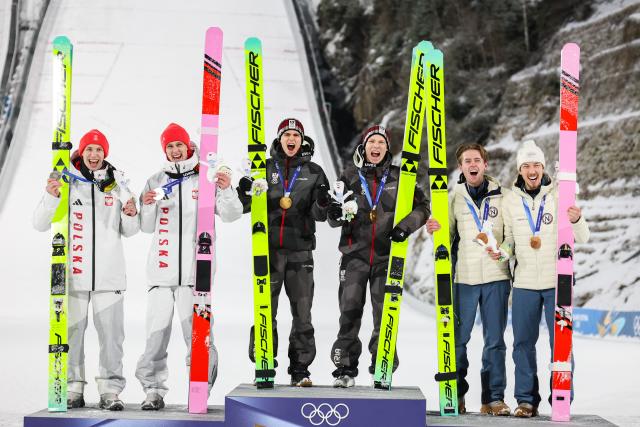 (260217) -- PREDAZZO, Feb. 17, 2026 (Xinhua) -- Gold medalist Team Austria (C), Silver medalist Team Poland (L) and Bronze medalist Team Norway pose on the podium after the ski jumping men's super team event at the Milan-Cortina 2026 Olympic Winter Games in Predazzo, Italy, Feb. 16, 2026. (Xinhua/Huang Wei)