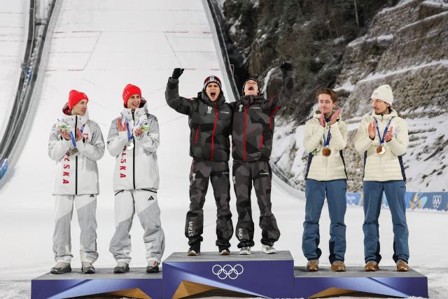 (260217) -- PREDAZZO, Feb. 17, 2026 (Xinhua) -- Gold medalist Team Austria (C), Silver medalist Team Poland (L) and Bronze medalist Team Norway pose on the podium after the ski jumping men's super team event at the Milan-Cortina 2026 Olympic Winter Games in Predazzo, Italy, Feb. 16, 2026. (Xinhua/Huang Wei)