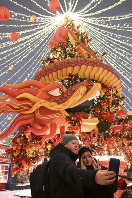 (260217) -- MOSCOW, Feb. 17, 2026 (Xinhua) -- Visitors take selfies in front of decorations in celebration of the Chinese New Year in Moscow, Russia, Feb. 16, 2026. (Xinhua/Hao Jianwei)