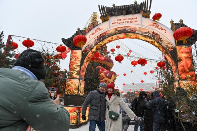 (260217) -- MOSCOW, Feb. 17, 2026 (Xinhua) -- Visitors pose in front of decorations in celebration of the Chinese New Year in Moscow, Russia, Feb. 16, 2026. (Photo by Alexander Zemlianichenko Jr/Xinhua)