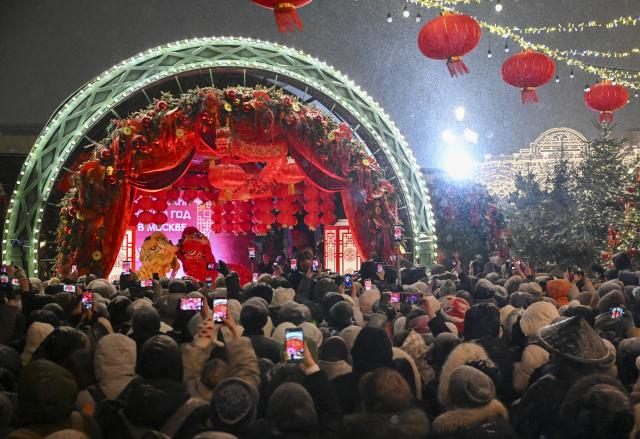 (260217) -- MOSCOW, Feb. 17, 2026 (Xinhua) -- Visitors watch a lion dance performance during the opening ceremony of celebrations for the Chinese New Year in Moscow, Russia, Feb. 16, 2026. (Xinhua/Hao Jianwei)