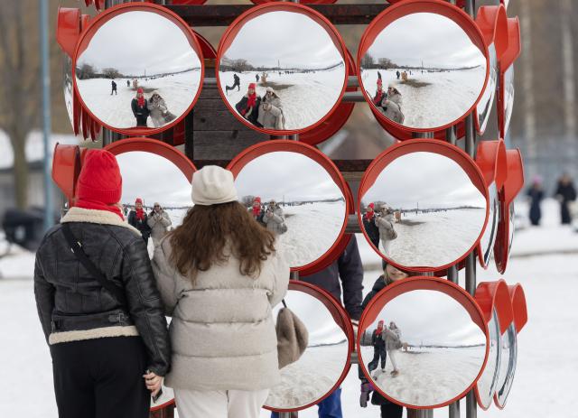 (260217) -- TORONTO, Feb. 17, 2026 (Xinhua) -- People view an art installation at the public exhibition of the 2026 Winter Stations international design competition in Toronto, Canada, Feb. 16, 2026. Winter Stations is an international design competition held annually in Toronto. It provides a platform for designers to reimagine lifeguard stations as art installations. (Photo by Zou Zheng/Xinhua)