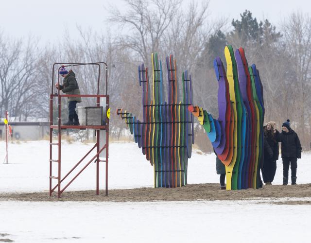 (260217) -- TORONTO, Feb. 17, 2026 (Xinhua) -- People view an art installation at the public exhibition of the 2026 Winter Stations international design competition in Toronto, Canada, Feb. 16, 2026. Winter Stations is an international design competition held annually in Toronto. It provides a platform for designers to reimagine lifeguard stations as art installations. (Photo by Zou Zheng/Xinhua)