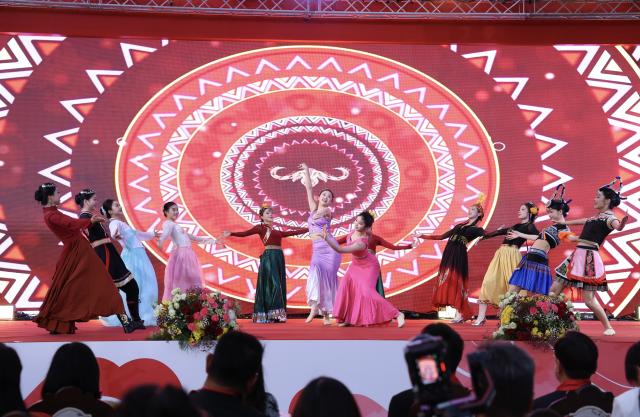 (260217) -- BANGKOK, Feb. 17, 2026 (Xinhua) -- Artists stage a performance at Siam Paragon shopping mall in Bangkok, Thailand, Feb. 14, 2026. A series of events celebrating Chinese New Year are held here from Feb. 14 to 18, bringing a strong festive vibe to visitors. (Xinhua/Sun Weitong)