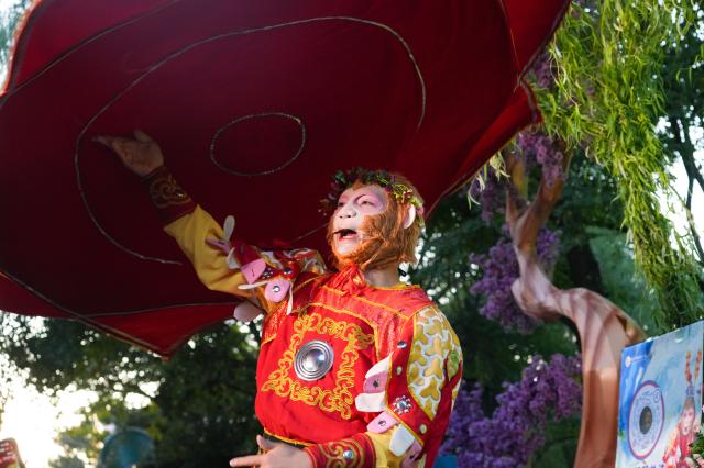 (260217) -- CHANGCHUN, Feb. 17, 2026 (Xinhua) -- Wang Qingfeng acting as the "Xuebing Monkey", or rice-cracker monkey, performs at the Changchun Zoological and Botanical Park in Changchun, northeast China's Jilin Province, Sept. 18, 2025. TO GO WITH "Profile: A Monkey King and a region in transition" (Xinhua)