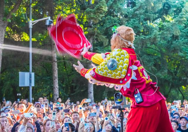 (260217) -- CHANGCHUN, Feb. 17, 2026 (Xinhua) -- Wang Qingfeng acting as the "Xuebing Monkey", or rice-cracker monkey, performs at the Changchun Zoological and Botanical Park in Changchun, northeast China's Jilin Province, Aug. 14, 2025. TO GO WITH "Profile: A Monkey King and a region in transition" (Xinhua)